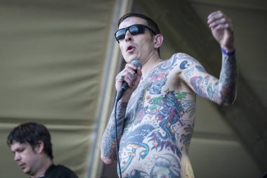 Traena, Norveç - 07 Temmuz 2016: Norveçli punk rock grubu Viagra Boys'un Traenafestival'deki konseri, traena adasında müzik festivali gerçekleşiyor