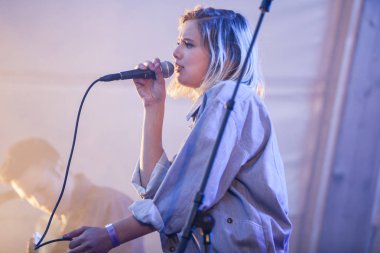 Traena, Norveç - 08 Temmuz 2016: Norveçli pop müzisyeni ve şarkıcı Dagny Norvoll Sandvik'in Traenafestival'deki konseri, küçük Traena adasında müzik festivali