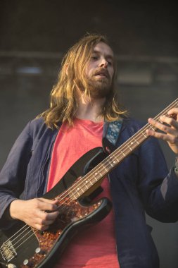 Traena, Norveç - 9 Temmuz 2016: Norveçli Punk Rock grubu Kuuk'un Traenafestival'deki konseri, küçük Traena adasında müzik festivali gerçekleşiyor