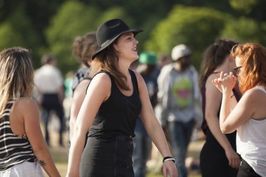 Amsterdam, Hollanda - 5 Temmuz 2015: Amsterdam Roots Open Air'de Afrika dans atölyesi, Park Frankendael'de 05/07/2015 tarihinde kültürel bir festival düzenlendi