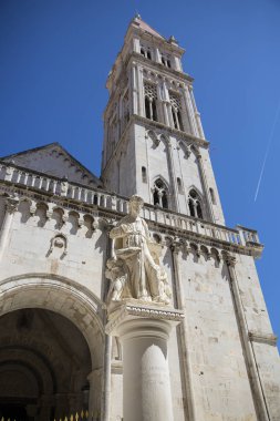 St Lawrence meydanında St Lawrence heykeli St Lawrence Katedrali ve arka planda mavi gökyüzü çan kulesi ile, Trogir, Hırvatistan, Romanesk-Gotik tarzında inşa