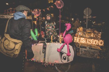 Amsterdam, Hollanda - 06 Ocak 2017: Katılımcıların bisikletleriyle Amsterdam'da gezdiği Light My Ridea katılan bisikletçilerin gelişi.