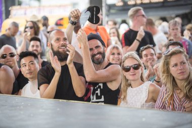 Amsterdam, Hollanda - 29 Temmuz 2017: Westerpark'taki Milkshake Festivali'nde seyirciler tezahürat ve alkışlıyor