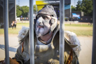 Nyon, İsviçre - 18 Temmuz 2017: Fantastik canavarlar gibi giyinmiş Belçikalı tiyatro ikilisi komedyenler tarafından gerçekleştirilen Devolution adlı sokak tiyatrosu gösterisi, Paleo Festivali'nde Compagnie d'Outre-Rue