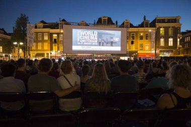 Amsterdam, Hollanda - 25 Ağustos 2016: Dünya Sineması Amsterdam'da, 18-27/08/2016 tarihleri arasında düzenlenen dünya film festivali Marie Heinekenplein'de Filipin filmi Blanka'nın açık hava gösterimi