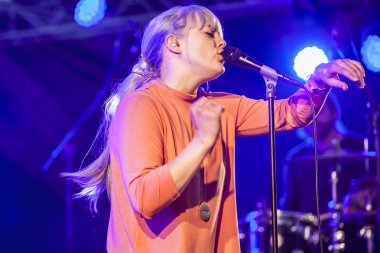 Traena, Norveç - 08 Temmuz 2016: Norveçli Pop Indie şarkıcısı Katrin Froder'In Traenafestival'deki konseri, traena adasında müzik festivali gerçekleşiyor