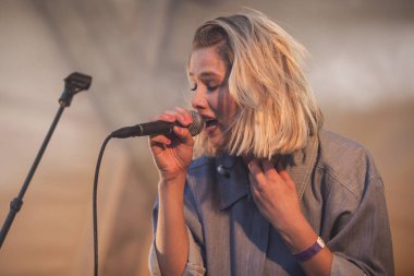 Traena, Norveç - 08 Temmuz 2016: Norveçli pop müzisyeni ve şarkıcı Dagny Norvoll Sandvik'in Traenafestival'deki konseri, küçük Traena adasında müzik festivali