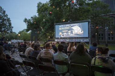 Amsterdam, Hollanda - 11 Ağustos 2018: 11-25/08/2018 tarihleri arasında düzenlenen Dünya Sineması Amsterdam'da De Troppen bahçesinde Kübalı sergio ve Serguei'nin açık hava gösterimi