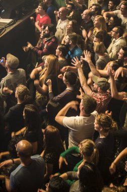 Amsterdam, Hollanda, 27 Mayıs 2016: İskoç folk rock grubu Travis'in konserinde melkweg konserinde seyirci