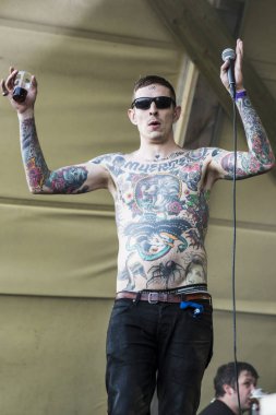 Traena, Norveç - 07 Temmuz 2016: Norveçli punk rock grubu Viagra Boys'un Traenafestival'deki konseri, traena adasında müzik festivali gerçekleşiyor