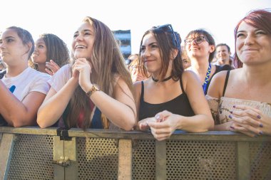 Nyon, İsviçre - 20 Temmuz 2017: Fransız şarkıcı Vianney'in Paleo Festivali konserinde seyirciler tezahürat yapıyor