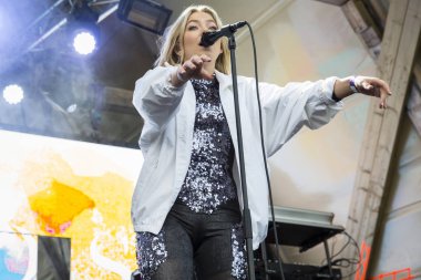 Traena, Norveç - 07 Temmuz 2016: Norveçli şarkıcı Astrid S'nin Traenafestival'deki konseri, küçük Traena adasında müzik festivali