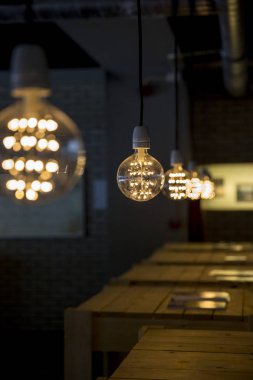 Modern tasarım ampulleri bir satırda hizalandı