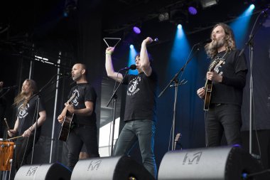 Traena, Norveç - 08 Temmuz 2015: seyirci Traenafestival, müzik festivali Traena küçük adada yer alıyor.