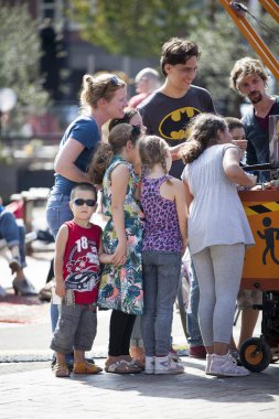 Amsterdam, Hollanda, 13 Eylül 2014, West'ival'de, Mercatorplein'de ücretsiz bir açık hava sinema ve kültür festivali. çocuklar için yavaş hareket atölyesi