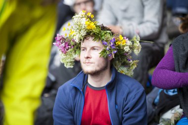 Traena, Norveç - 09 Temmuz 2016: Avustralyalı şarkıcı Ry X'in Traena müzik festivalinde Sana Adası'ndaki Kirkehelleren Katedrali Mağarası'ndaki konserinde çiçek kafa bandı olan adam