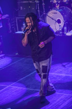 Amsterdam, Hollanda - 1 Temmuz 2016: kültürel ve dünya müzik festivali Roots Amsterdam kapsamında Melkweg'de reggae şarkıcıları Gentleman ve Ky-Mani Marley konseri