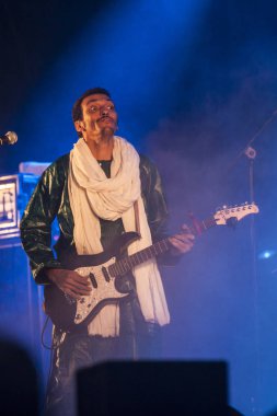 Traena, Norveç - 10 Temmuz 2015: Rock blues dünya müziği Nigerien Tuareg sanatçısı Omara 