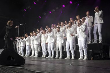 Traena, Norveç - 7 Temmuz 2017: Norveçli eşcinsel korosu Oslo Fagottkor'un Traenafestival'deki konseri, küçük Traena adasında müzik festivali