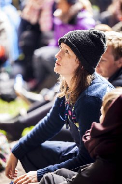 Traena, Norveç - 11 Temmuz 2015: Norveçli şarkıcı Anneli Drecker'ın Sanna Adası'ndaki Kirkehelleren katedral mağarasında ki konserinde, Traenafestival'de, traena adasında müzik festivali düzenlendi