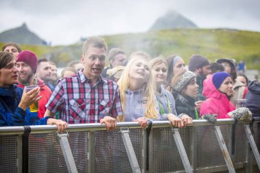 raena, Norveç - 6 Temmuz 2017: Norveçli reggae ska grubu Queduhska'nın Traenafestival'deki konserinde seyirciler tezahürat yapıyor, traena adasında müzik festivali gerçekleşiyor