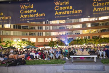 Amsterdam, Hollanda - 22 Ağustos 2018: 16-25/08/2018 tarihleri arasında düzenlenen Dünya Sineması Amsterdam'da Marie Heinekenplein'de Brezilya filmi Benzinho'nun açık hava gösterimi