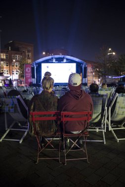 Amsterdam, Hollanda, 12-14 Eylül 2014, West'ival'de, Mercatorplein'de ücretsiz bir açık hava sinema ve kültür festivali. tarama sırasında seyirci