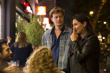 Amsterdam, Hollanda - 18 Ağustos 2016: 18-27/08/2016 tarihleri arasında düzenlenen Dünya Sineması Amsterdam'ın açılış töreninde sohbet eden insanlar