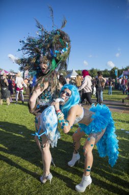 Amsterdam, Hollanda - 30 Temmuz 2017: Westerpark Milkshake Festivali'nde tavus kuşu gibi dreesed sanatçı