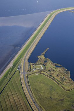 Yeşil alanlar, dike ve deniz ile Ameland Frizya Adası kıyılarının havadan kıyı görünümü, Hollanda