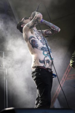 Traena, Norveç - 07 Temmuz 2016: Norveçli punk rock grubu Viagra Boys'un Traenafestival'deki konseri, traena adasında müzik festivali gerçekleşiyor