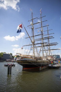 Amsterdam, Hollanda - 23 Temmuz 2016: Pembe Cumartesi kutlamaları sırasında Vondelpark'taki gösterilere ve etkinliklere katılan baba ve oğul 