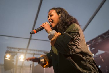 Traena, Norveç - 07 Temmuz 2016: İsveç merkezli Somalili şarkıcı Cherrie Hersi'nin Traenafestival'de konseri, traena adasında müzik festivali gerçekleşiyor