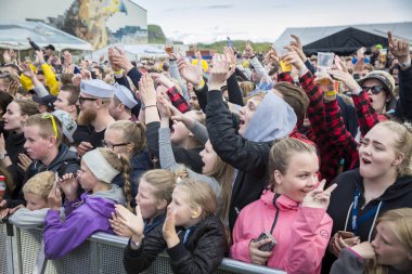 Traena, Norveç - 07 Temmuz 2016: Norveçli şarkıcı Astrid S'nin Traenafestivalen'deki konserinde tezahürat lar, küçük Traena adasında düzenlenen müzik festivali