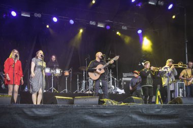 Traena, Norveç - 6 Temmuz 2017: Norveçli reggae ska grubu Queduhska'nın Traenafestival'de konseri, traena adasında müzik festivali gerçekleşiyor