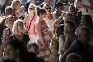Amsterdam, Hollanda - 5 Temmuz 2015: Amsterdam Roots Open Air'de güzel pregant genç kadın, Park Frankendael'de 05/07/2015 tarihinde düzenlenen kültür festivali