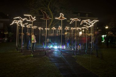 Amsterdam, Hollanda 20 Aralık 2015 : Masamichi Shimada'dan kuşlar adlı sanat eseri, Amsterdam Işık Festivali 2015'te sergilenen ve 