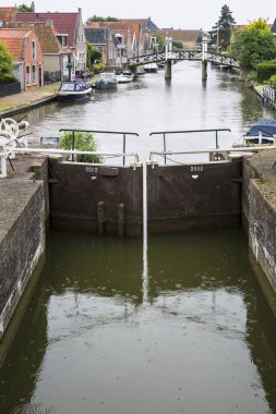 bir kanal ve bir kilit ile Hollanda köy görünümü , Netherlan