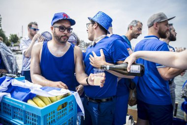 Amsterdam, Hollanda - 1 Ağustos 2015: Katılımcıların korunması insan hakları ve sivil eşitlik - Prinsengracht, Amsterdam Eşcinsel gurur geçit için yıllık olay