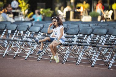 Amsterdam, Hollanda - 24 Ağustos 2016: 18-27/08/2016 tarihleri arasında düzenlenen Dünya Sineması Amsterdam'da, Marie Heinekenplein'de Arjantin filmi Road to la Paz'ın açık hava gösterimi
