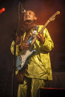 Traena, Norveç - 10 Temmuz 2015: Rock blues dünya müziği Nigerien Tuareg sanatçısı Omara 