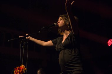 Amsterdam, Hollanda - 13 Aralık 2016: Belçikalı caz şarkıcısı, söz yazarı ve müzisyen Selah Sue'nun Paradiso konseri