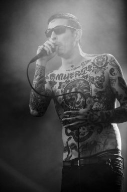 Traena, Norveç - 07 Temmuz 2016: Norveçli punk rock grubu Viagra Boys'un Traenafestival'deki konseri, traena adasında müzik festivali gerçekleşiyor