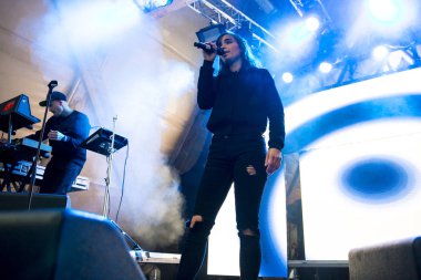 Traena, Norveç - 9 Temmuz 2016: Norveçli şarkıcı Ary'nin Traenafestival'deki konseri, küçük Traena adasında müzik festivali