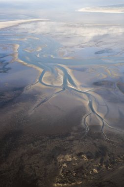 çamur ve kum banka su sarma ile düşük gelgit mudflat kıyı şeridi havadan görünümü, Frizya adası Ameland, Hollanda