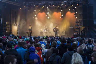 Traena, Norveç - 10 Temmuz 2014: İsveçli rock grubu First Aid Kit'in Traenafestival'deki konseri sırasında, traena adasında müzik festivali gerçekleşiyor