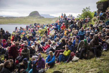 Traena, Norveç - 09 Temmuz 2016: Avustralyalı şarkıcı Ry X'in Traena müzik festivalinde Sana Adası'ndaki Kirkehelleren Katedralmağarası'ndaki konserinde seyirci