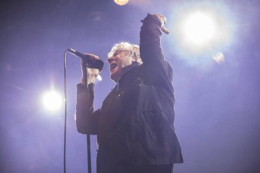 Amsterdam, Hollanda - 10 Şubat 2018: Belçikalı rock grubu Tjens Matic'in şarkıcı Arno ile melkweg konseri