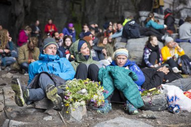 Traena, Norveç - 09 Temmuz 2016: Avustralyalı şarkıcı Ry X'in Traena müzik festivalinde Sana Adası'ndaki Kirkehelleren Katedralmağarası'ndaki konserinde seyirci