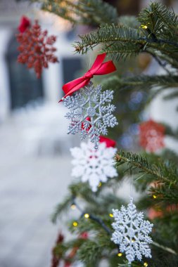 Parlak parlak kar taneleri Noel ağacında asılı duruyor.